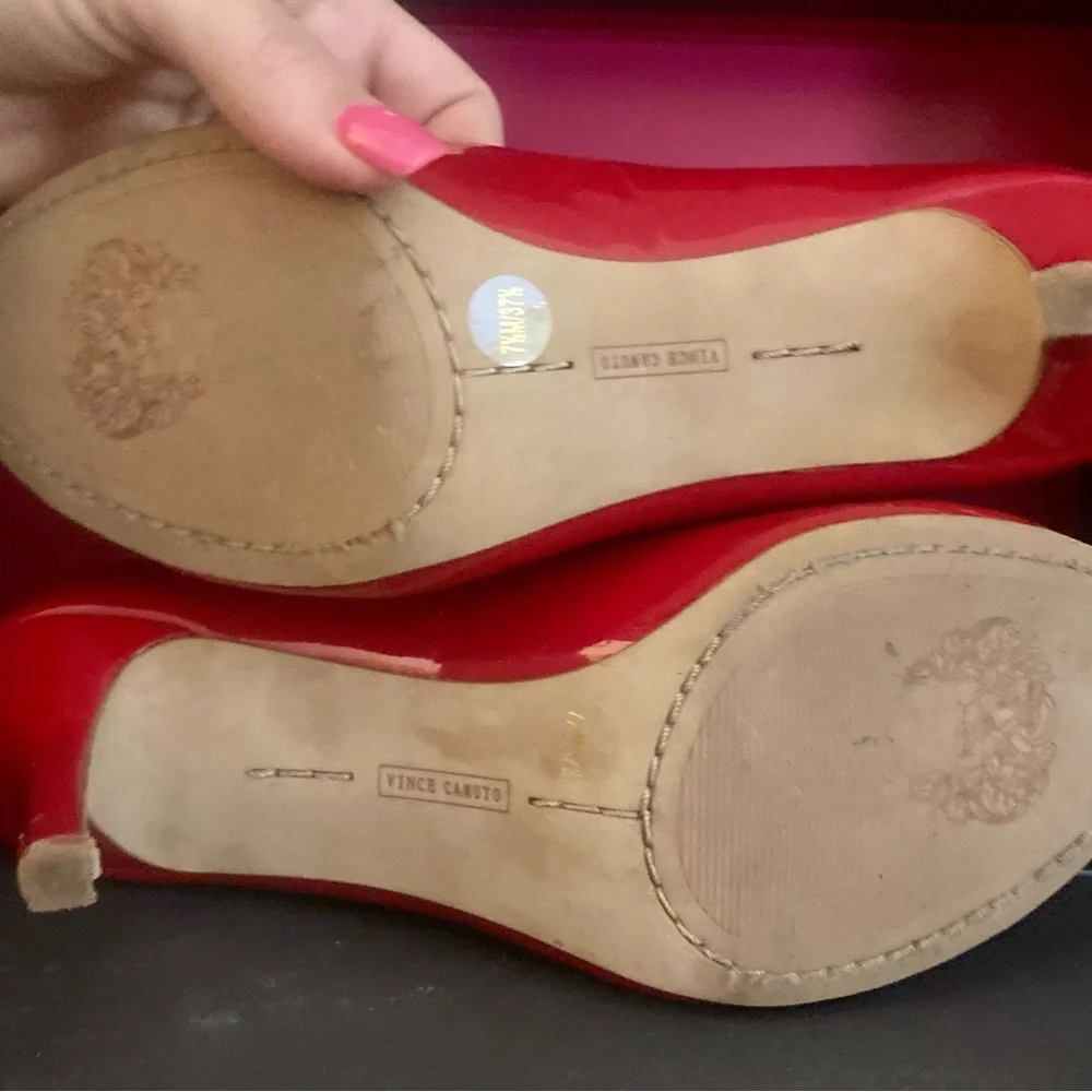 Sariah Tango Red Soft Cow Patent Vince Camuto Pumps. - Picture 4 of 4